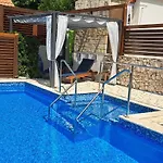 Rustic Mariva *