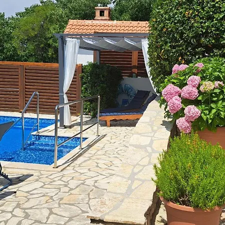 Rustic Mariva