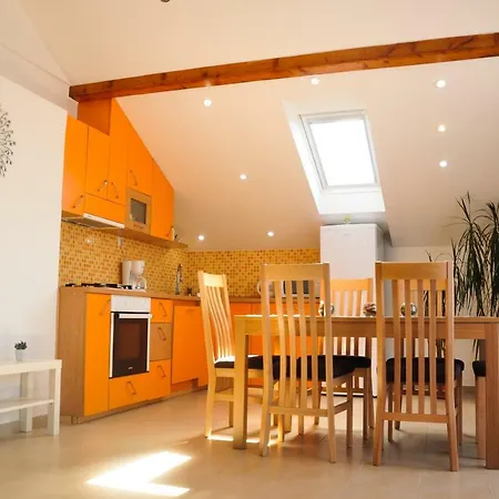 Rustic Mariva 公寓 *